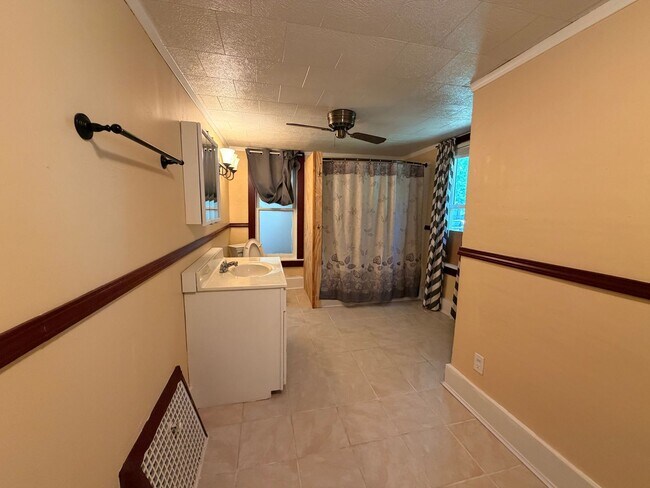 Building Photo - 2 Bedroom Home in Palmer! $750
