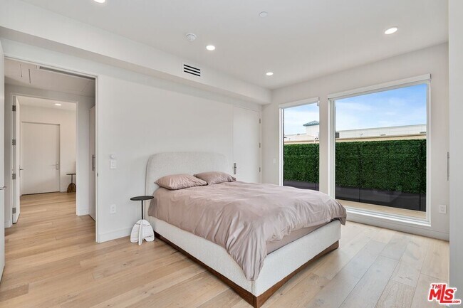 Building Photo - 505 S Barrington Ave