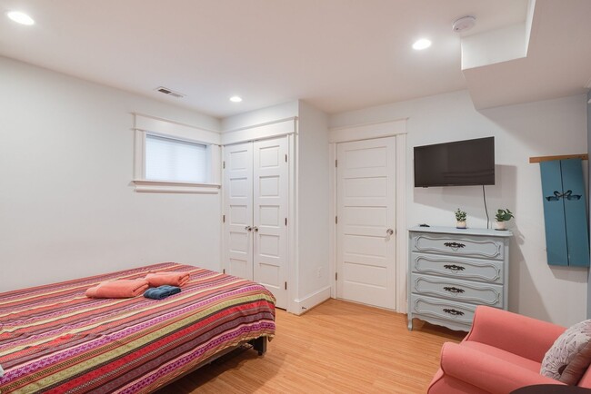 Building Photo - Unbeatable Family Home in the City w/ Park...