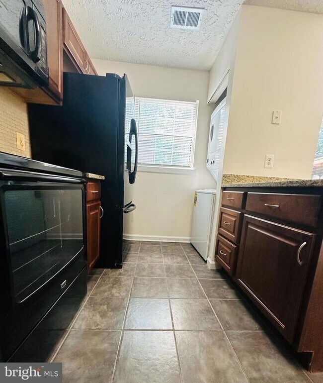 Building Photo - 9658 Woodhue Ct