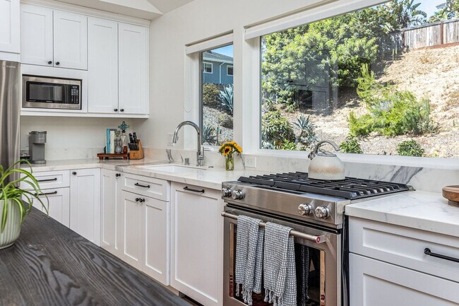 Building Photo - 727 Sonrisa St