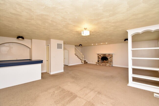 Building Photo - Spacious 5 Bedroom 3 Bathroom Home in Sandy!