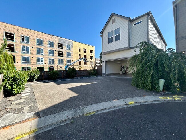Building Photo - Luxury and Convenience Awaits in this Stunning 3 Bedroom, 2.5 Bathroom House with Abundant Parkin...