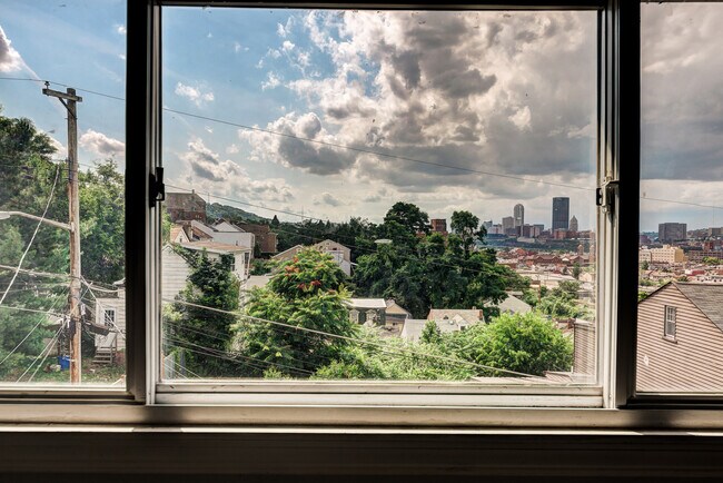 Building Photo - AVAILABLE AUGUST 2026 - Beautiful 3 Bedroom Home w/ OFF-STREET PARKING & Deck!