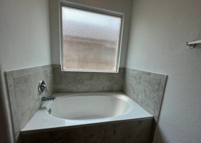 Building Photo - Modern 4-Bed, 2-Bath Retreat with Soaking ...