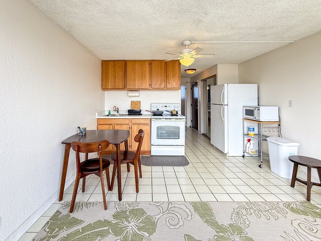 Building Photo - Beautiful High-Floor 1 Bedroom in Waikiki with Parking