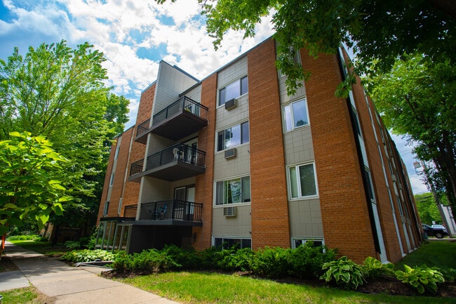 Building Photo - 3116 Girard Apartments