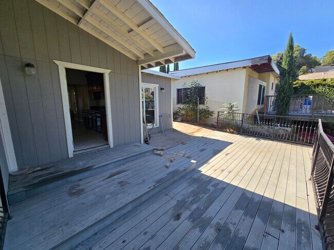 Building Photo - Beautifully Remodeled 3 Bed, 2 Bath Home f...