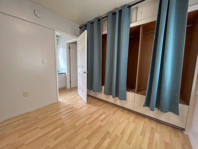 Building Photo - Spacious, Refreshed 2 Bed 1 Bathroom House In Redding!