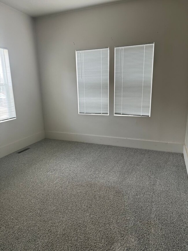 Building Photo - Updated 2 bed 1 bath