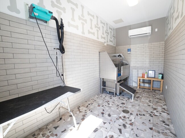 Building Photo - 14820 Wallin Dr