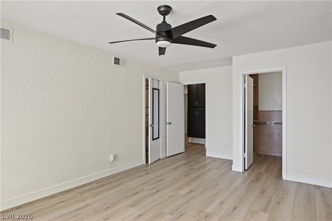 Building Photo - 4162 Ridgewood Ave