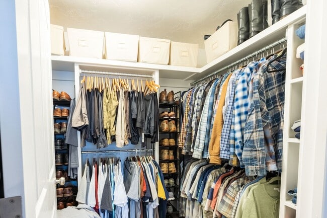 Building Photo - 3 Bedroom 2 bath home in Sugar City Idaho 2 stall garage in awesome neighborhood