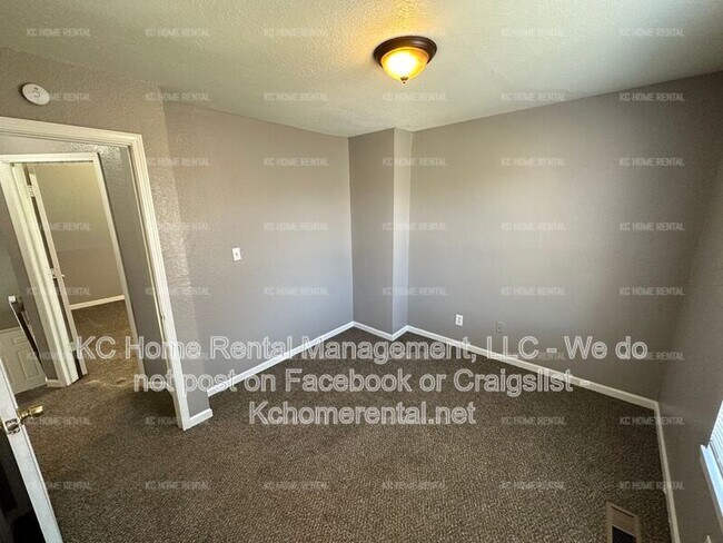 Building Photo - 4221 E 60 Terrace