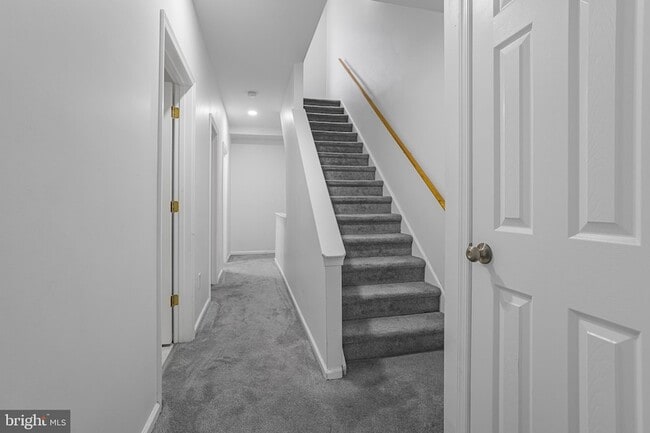 Building Photo - 609 W 9th St