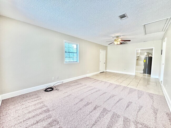 Building Photo - Spacious 3-Bedroom Home