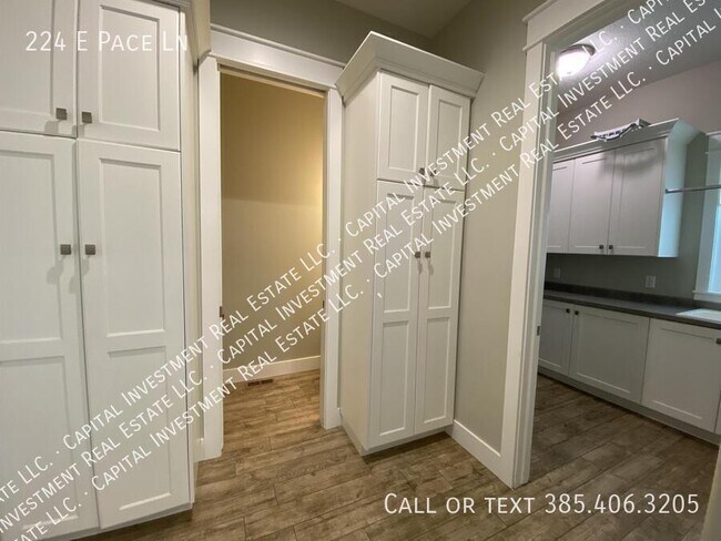 Building Photo - 224 E Pace Ln