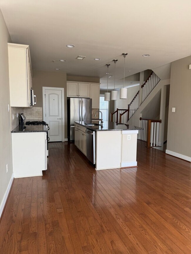 Building Photo - 4 LEVEL TOWNHOUSE WITH 2 CAR GARAGE, WALKING DISTANCE TO DOWNTOWN CROWN