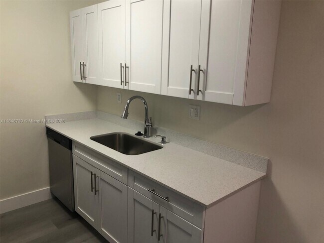 Building Photo - 10748 N Kendall Dr