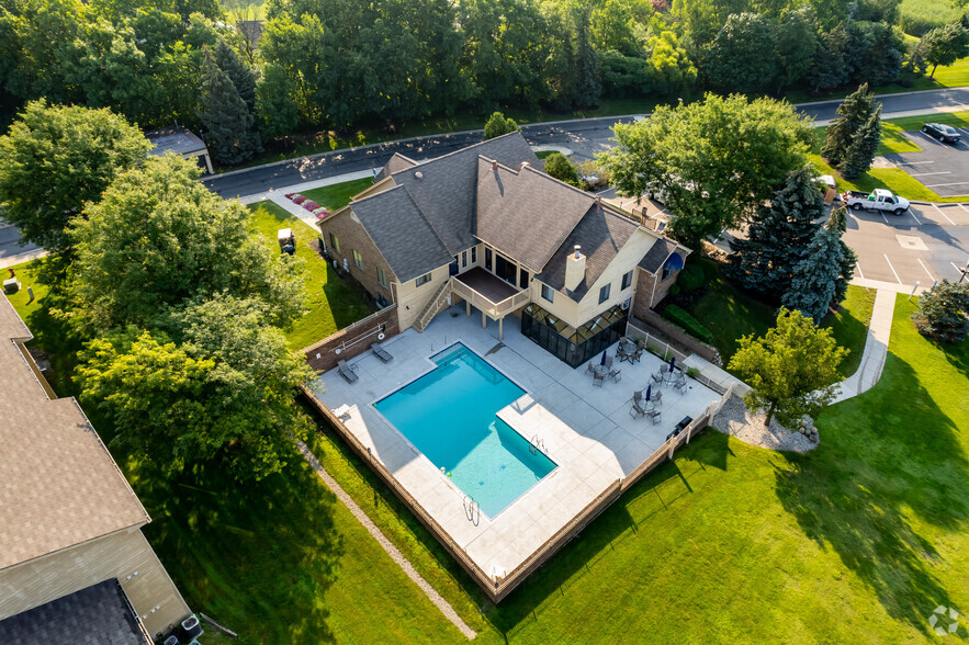 Clubhouse & Pool - Boulevard Apartments