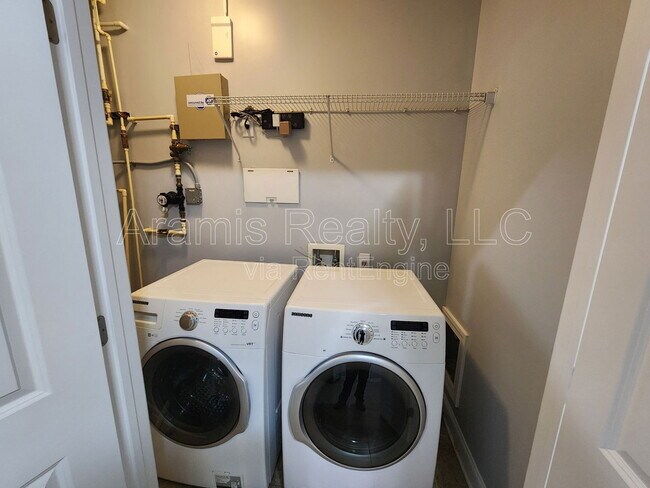 Building Photo - 200 Marion Pl NE