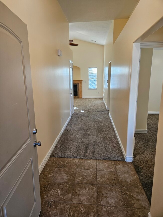 Building Photo - 1023 W Boston Ct