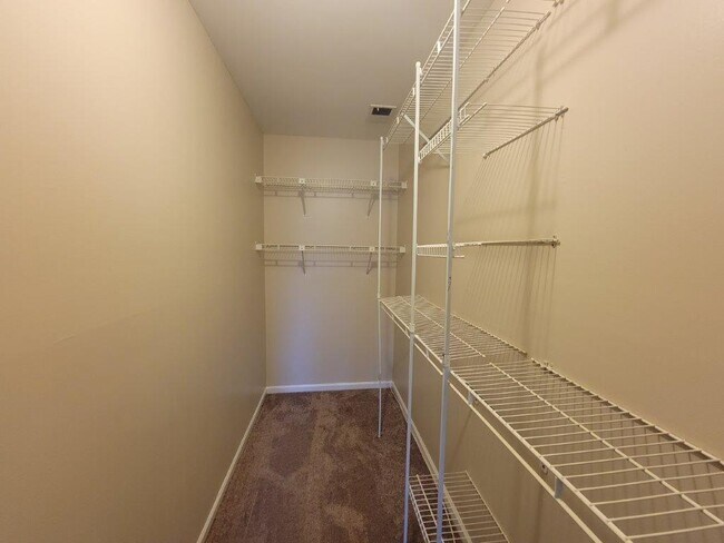 Building Photo - 830 Knottingham Dr