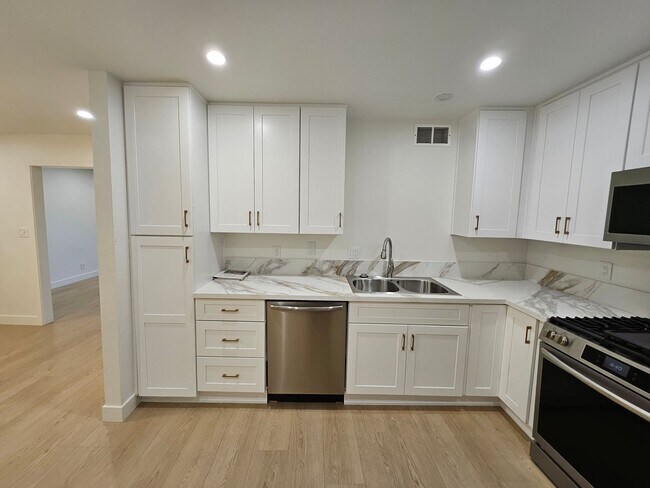 Building Photo - Modern Comfort Meets Convenience — 4-Bedro...