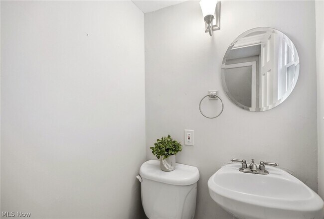 Building Photo - 3889 Grenville Rd