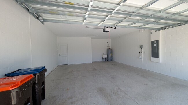 Building Photo - 3 Bedroom/ 2 Bath ready for immediate occu...