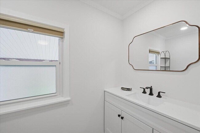 Building Photo - 6891 Somerset Dr