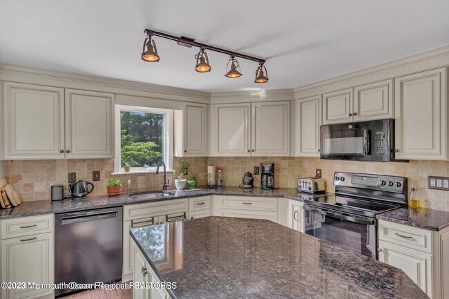 Building Photo - 37 Freehold Rd