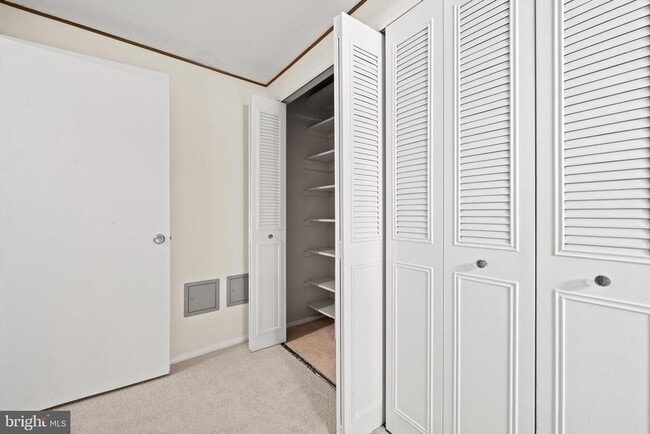 Building Photo - 4600 S Four Mile Run Dr