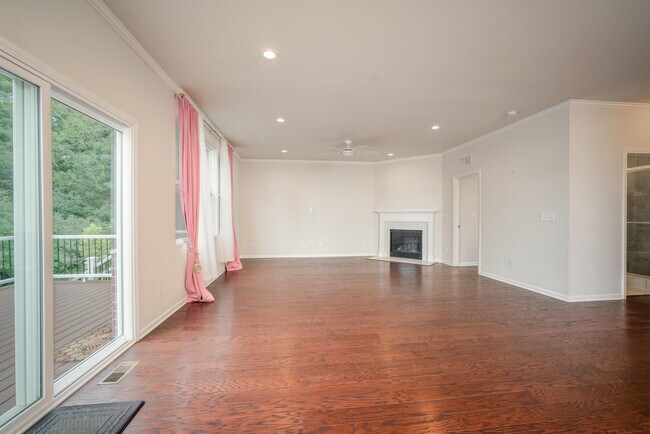 Building Photo - 2825 Dillon Dr