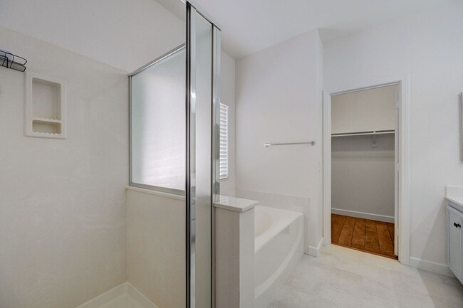 Building Photo - Stunning one story in the NW!