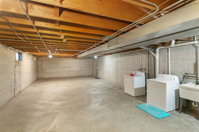 Building Photo - 1569 Galway Dr