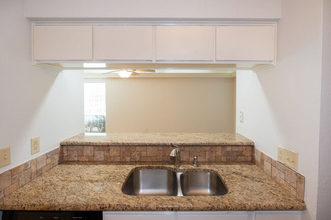 Building Photo - Charming Shoal Creek Condo - One Bed One Bath