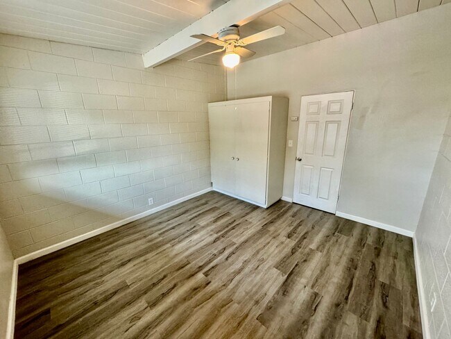 Building Photo - Freshly Painted 1bd/1bth with Air Conditio...