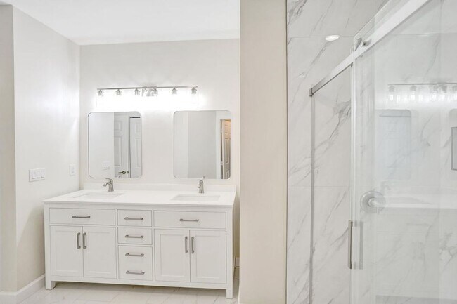 Building Photo - 5033 S La Sedona Cir