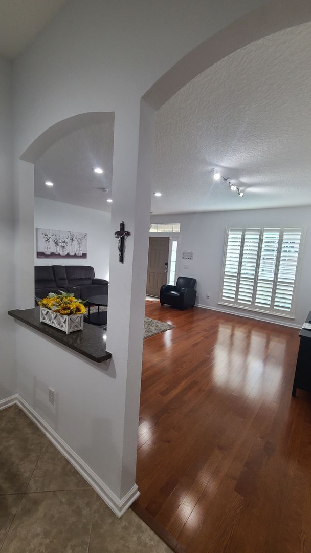 Building Photo - 4BR/3BA Gorgeous, fully-furnished home rea...