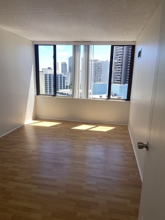 Building Photo - 1 bedroom in Chateau Waikiki