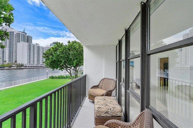 Building Photo - 1000 Parkview Dr