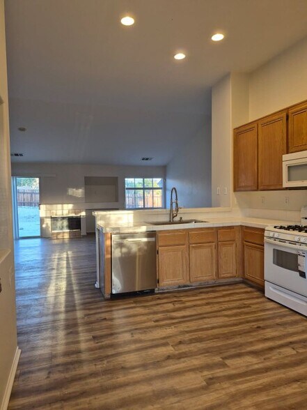Building Photo - 10620 Cactus Dr