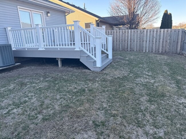 Building Photo - Newly renovated west side duplex with full basement!