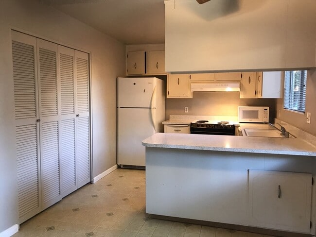 Building Photo - Great 2 bed 1 bath condo available for fall move in!