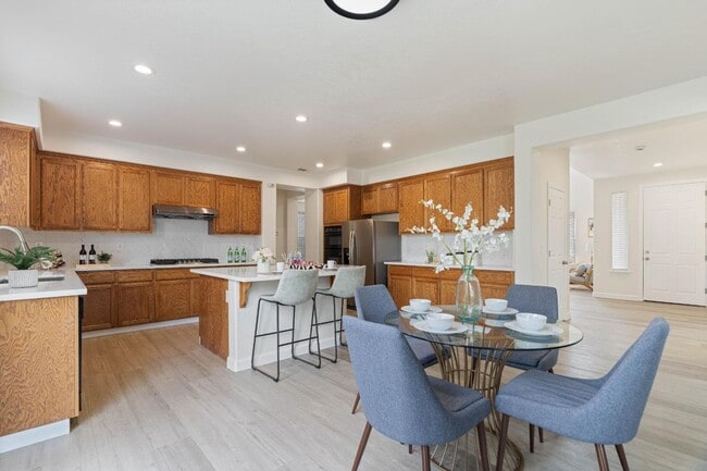 Building Photo - Large two-story home in the Bridal Ridge c...