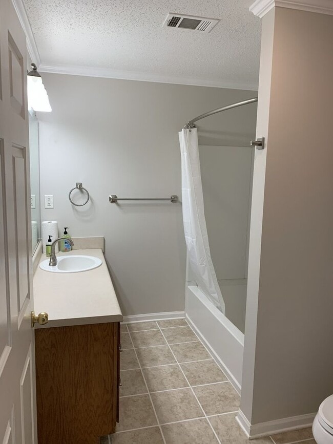 Building Photo - Condo available 8/7! All utilities included