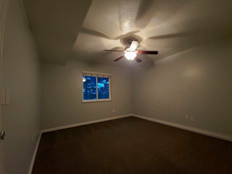 Building Photo - 5614 Meadow Ln