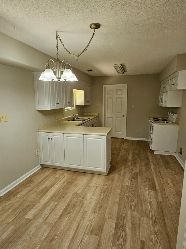 Building Photo - 119 Maple Creek Dr