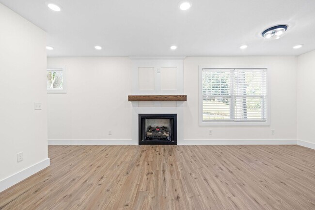 Building Photo - Pet Friendly Four Bedroom with Basement!